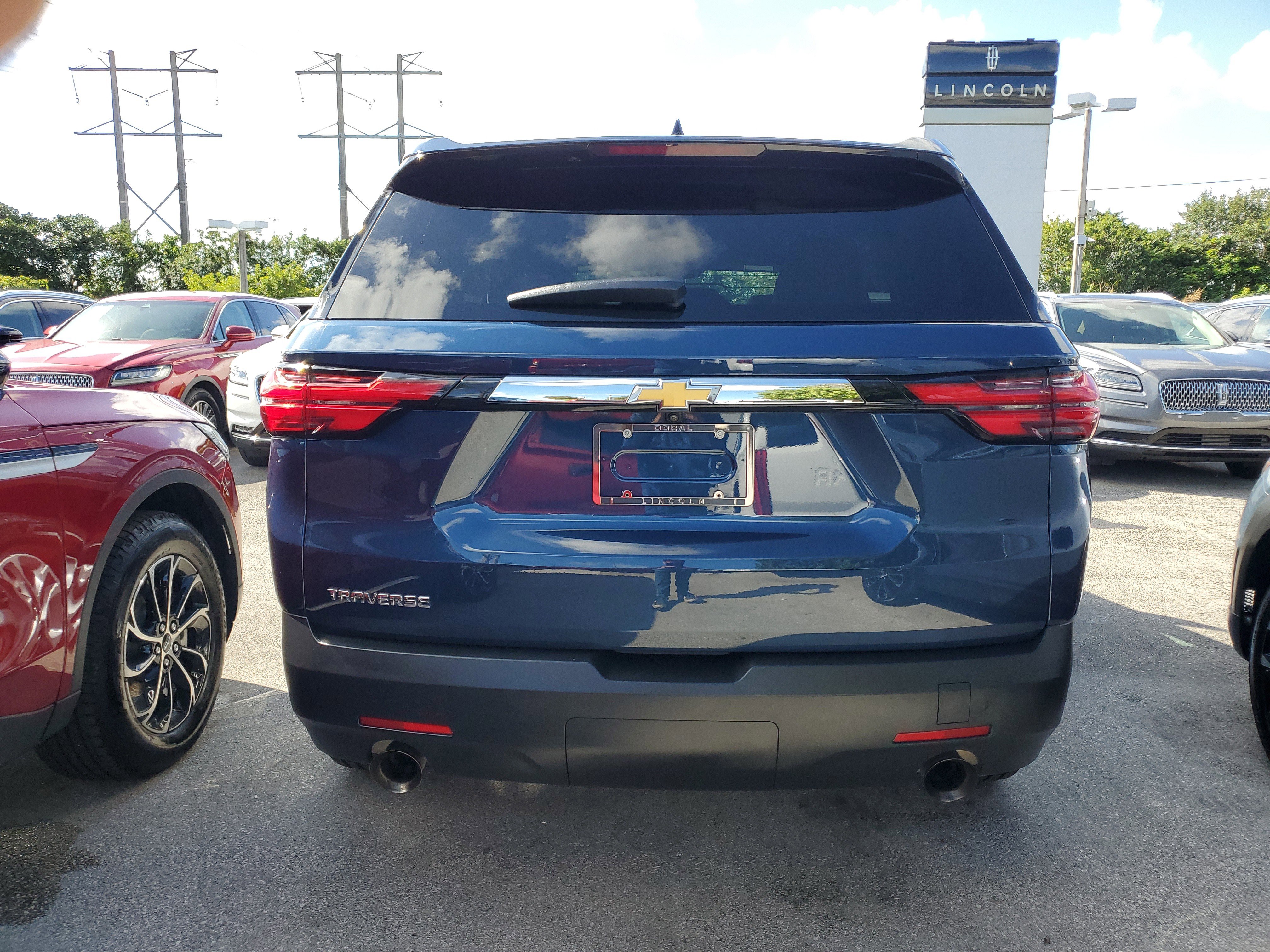 Used 2023 Chevrolet Traverse LS image 3
