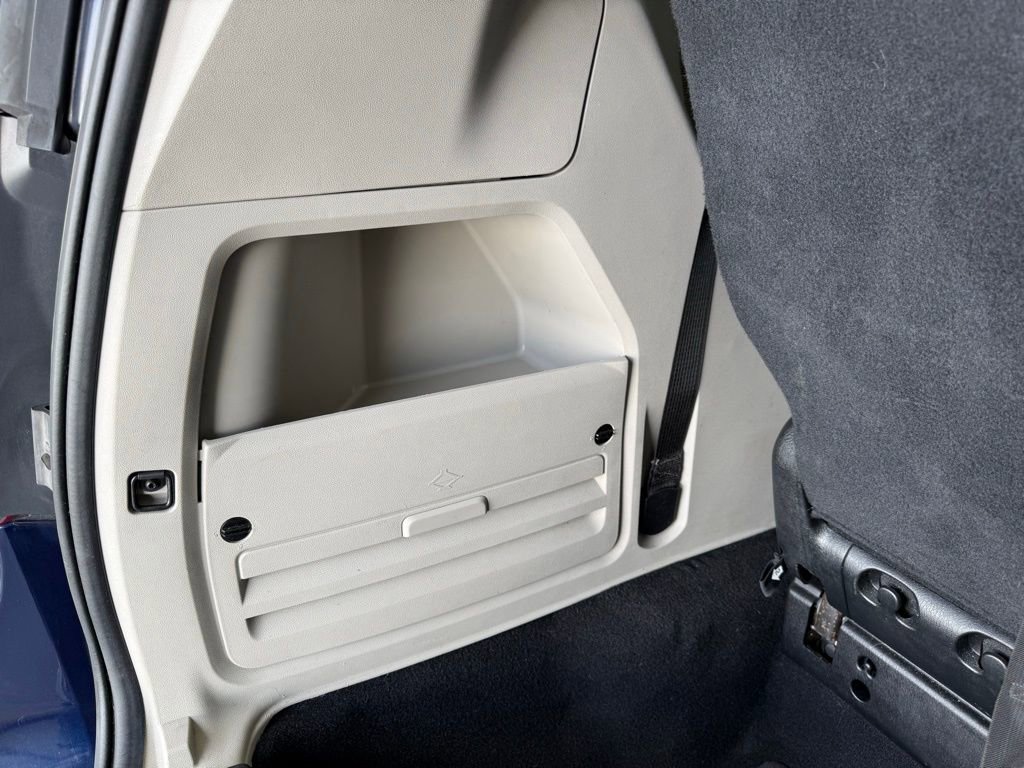 Used 2014 Chrysler Town & Country Touring image 59