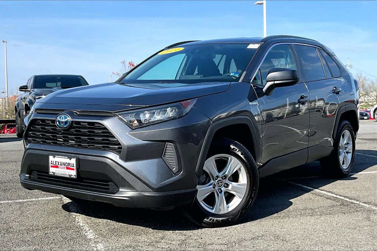 Used 2021 Toyota RAV4 LE image 1
