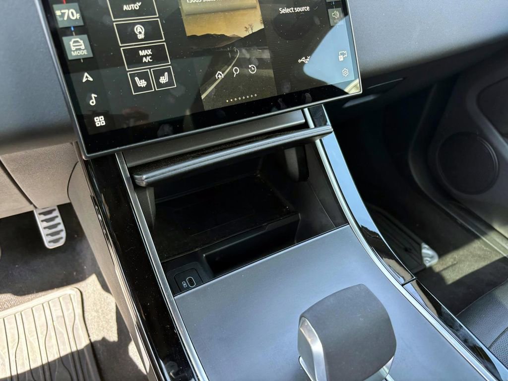 Certified 2024 Land Rover Range Rover Evoque Dynamic SE image 17