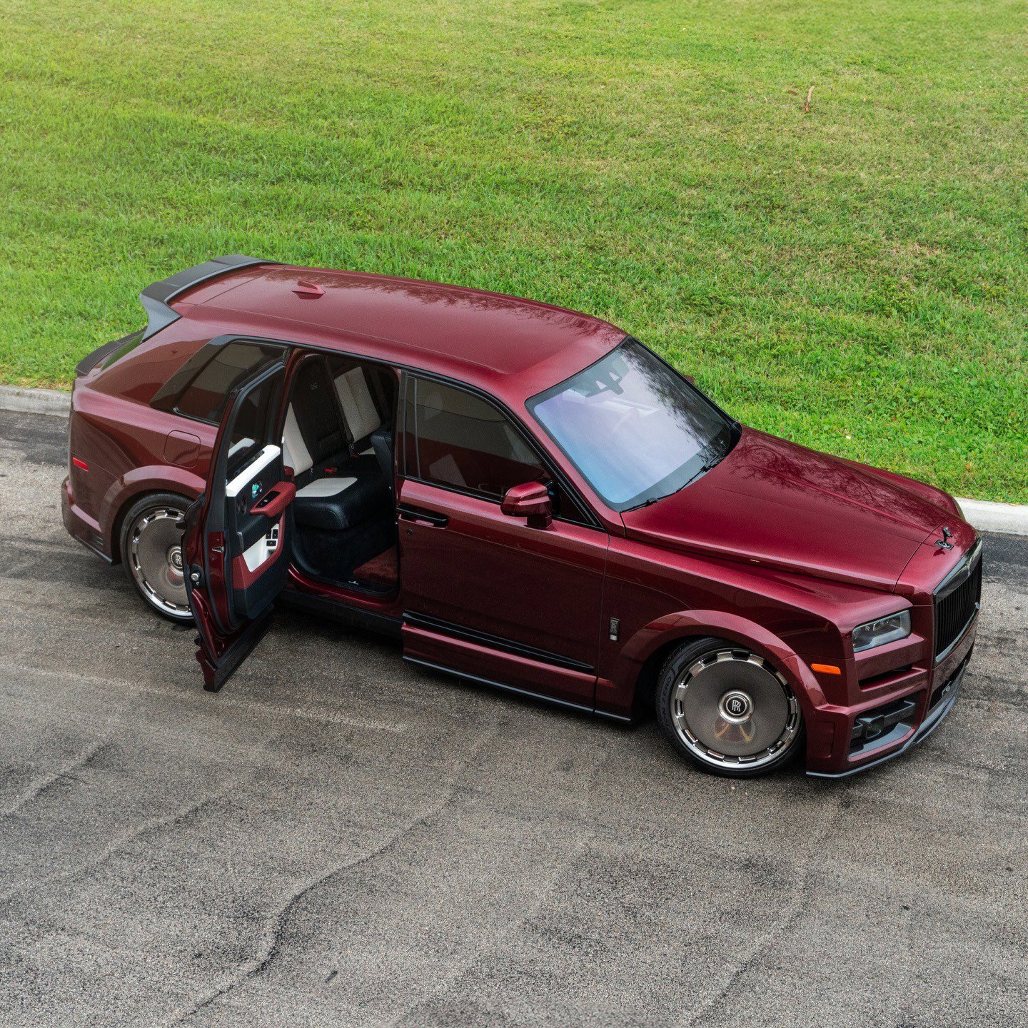 Used 2022 Rolls-Royce Cullinan Black Badge w/ Dark Exterior Package image 3