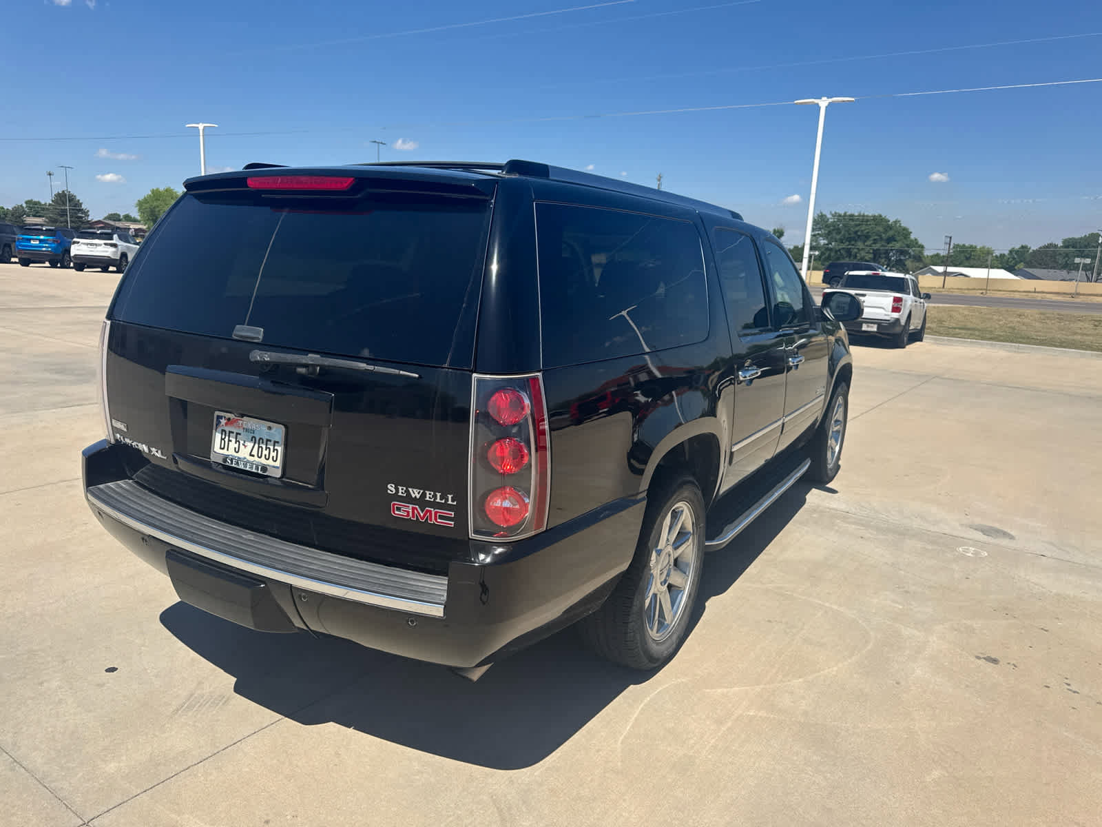 Used 2010 GMC Yukon XL Denali RWD image 3