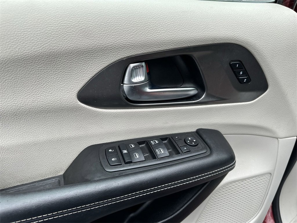 Used 2023 Chrysler Pacifica Touring-L image 13