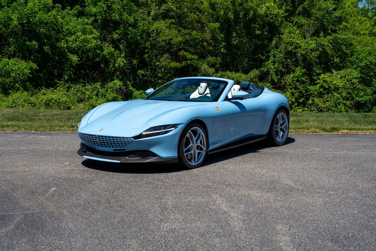 Certified 2025 Ferrari Roma Spider RWD image 5