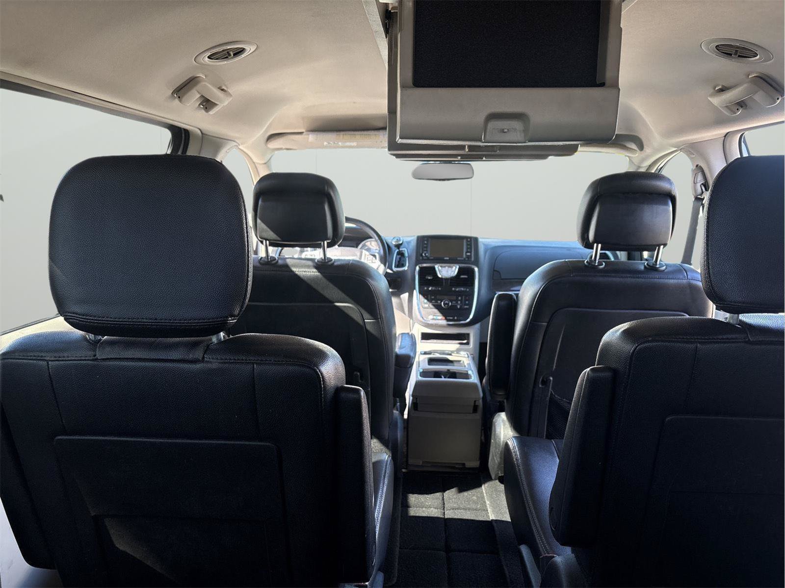 Used 2015 Chrysler Town & Country Touring FWD image 29