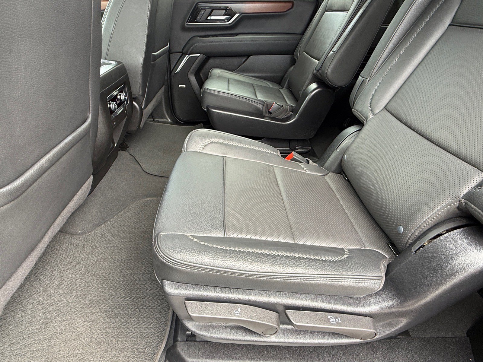 Used 2025 GMC Yukon XL Denali AWD/4WD image 12