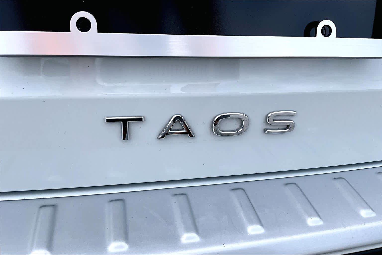 Used 2023 Volkswagen Taos SE w/ Panoramic Sunroof Package FWD image 31