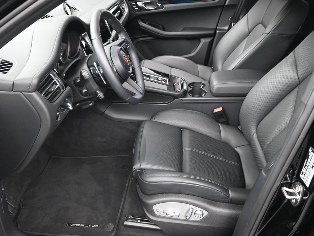 Certified 2026 Porsche Macan AWD/4WD image 6