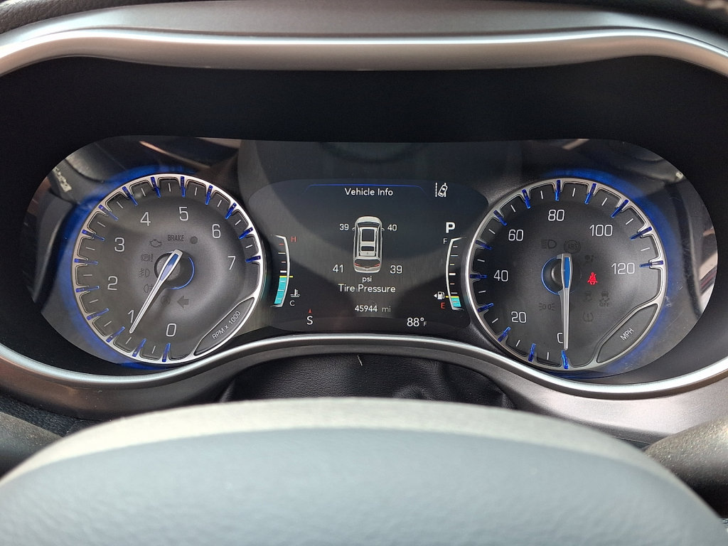 Used 2023 Chrysler Pacifica Touring-L w/ Uconnect Theater Family Group FWD image 26