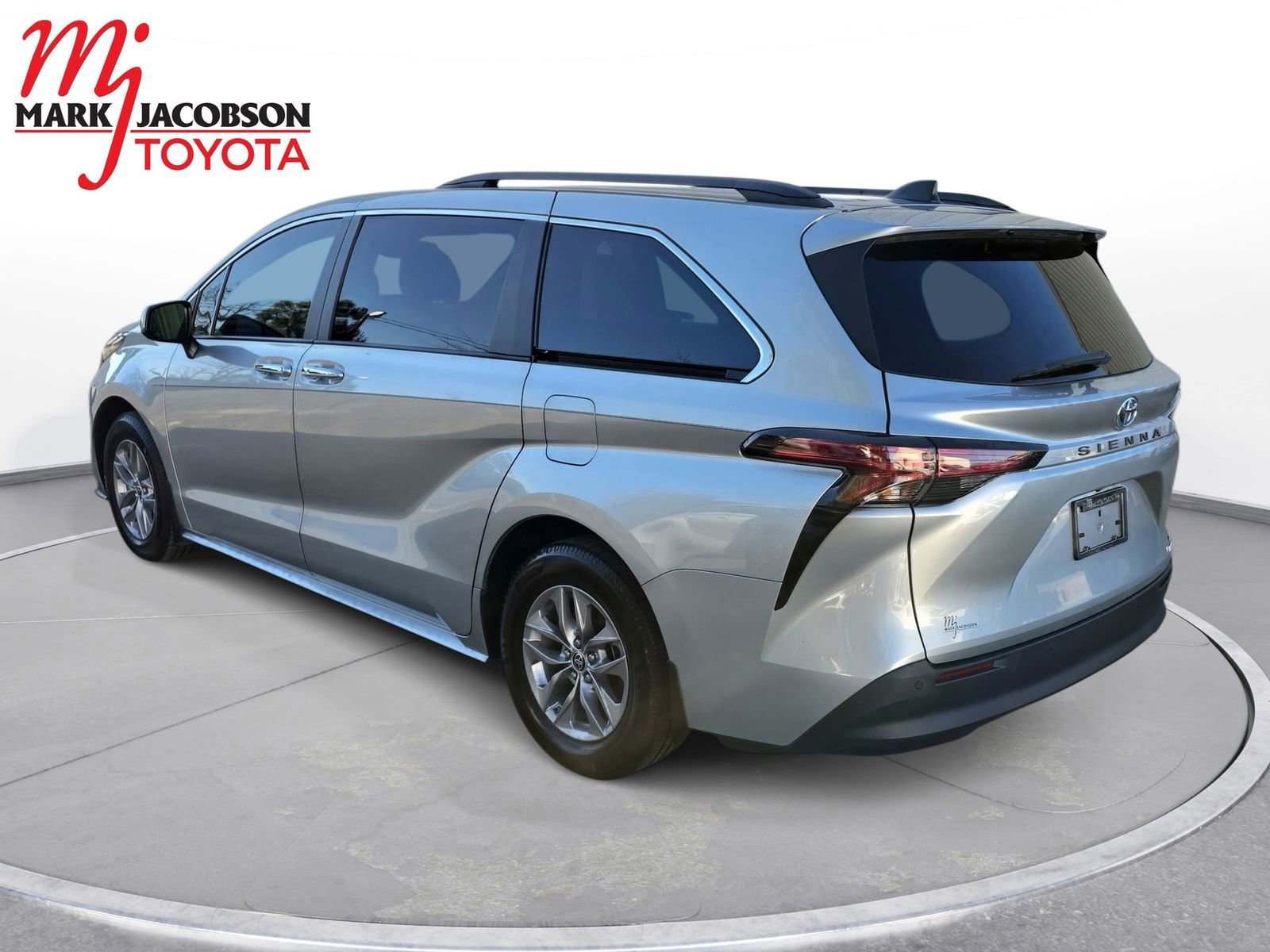 Used 2022 Toyota Sienna XLE image 11