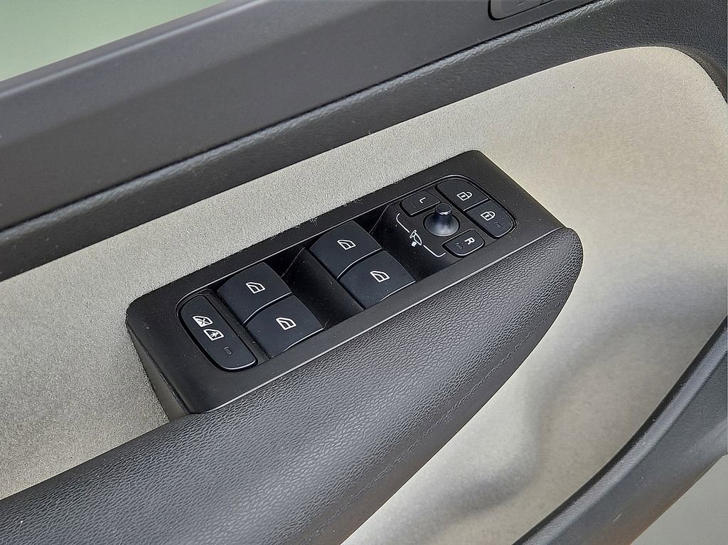 Certified 2021 Volvo XC40 T5 Momentum image 22