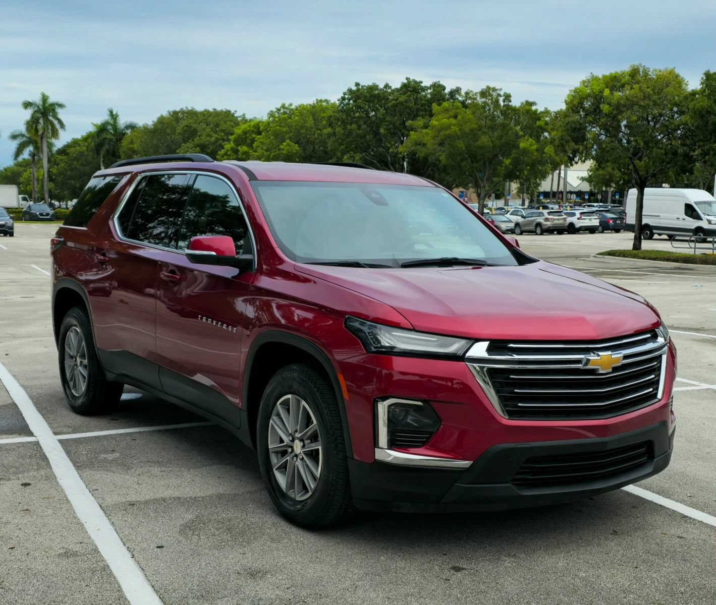 Used 2023 Chevrolet Traverse LT FWD image 2