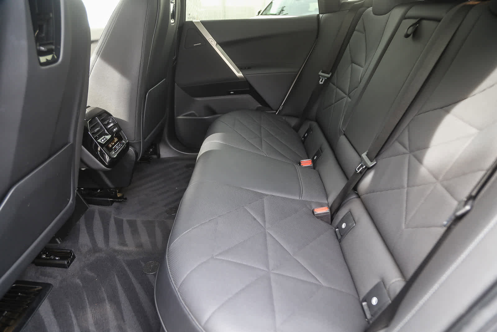 Used 2023 BMW iX xDrive50 w/ Sport Package image 15