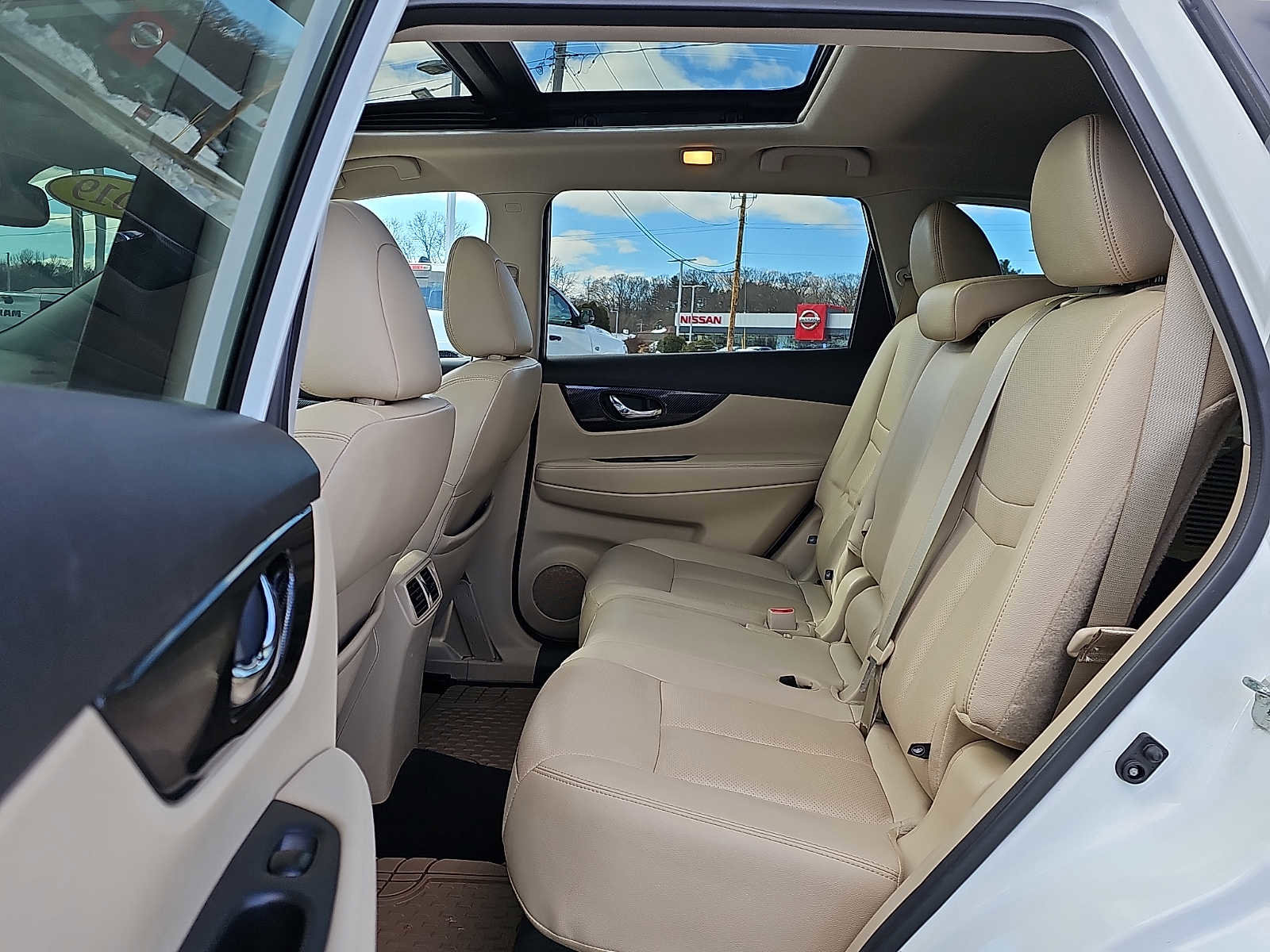 Used 2019 Nissan Rogue SL w/ Premium Package image 10