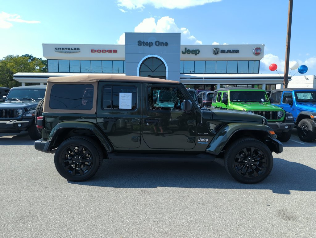 Used 2022 Jeep Wrangler Unlimited Sahara AWD/4WD image 7