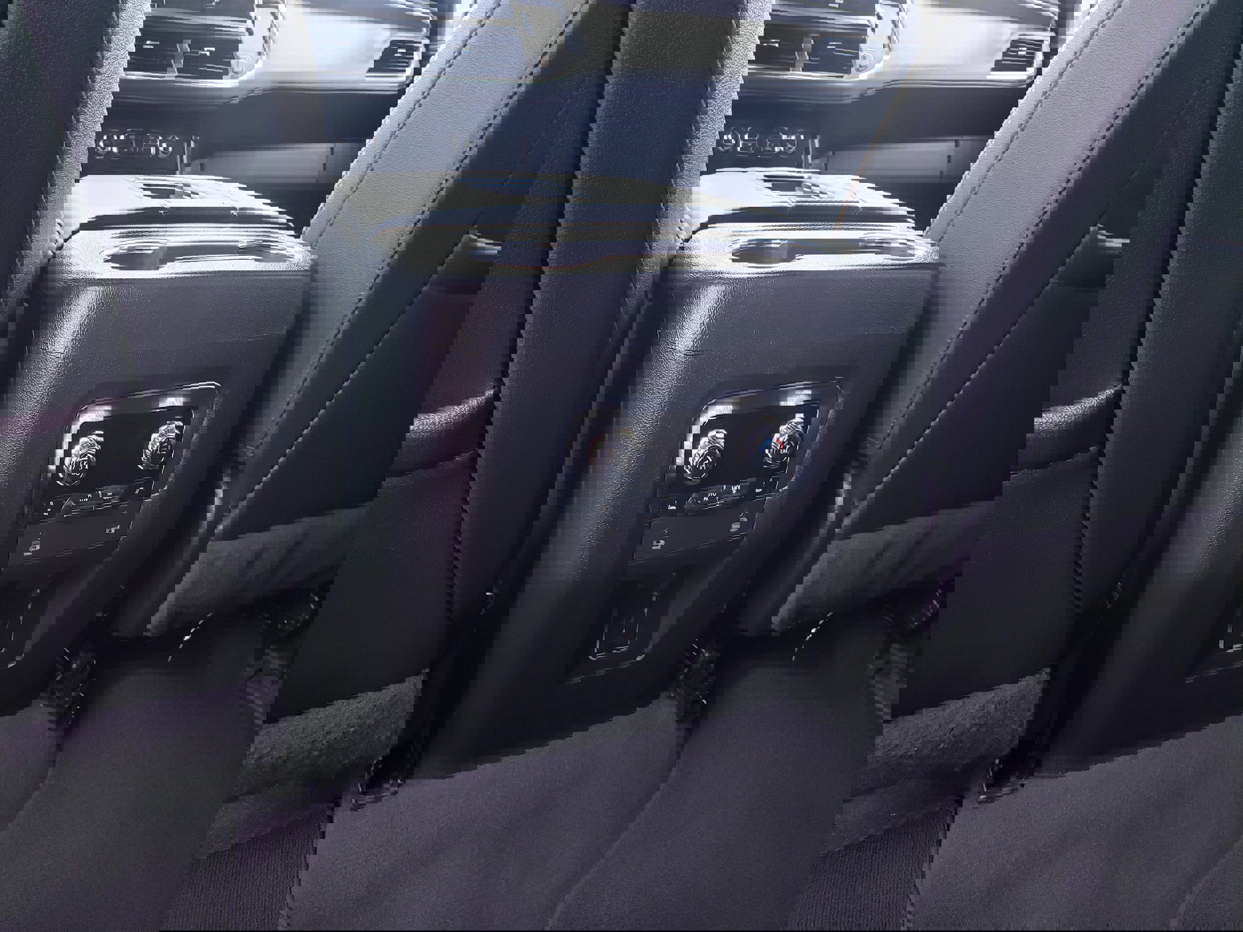 Used 2024 GMC Yukon AT4 w/ Technology Package image 19