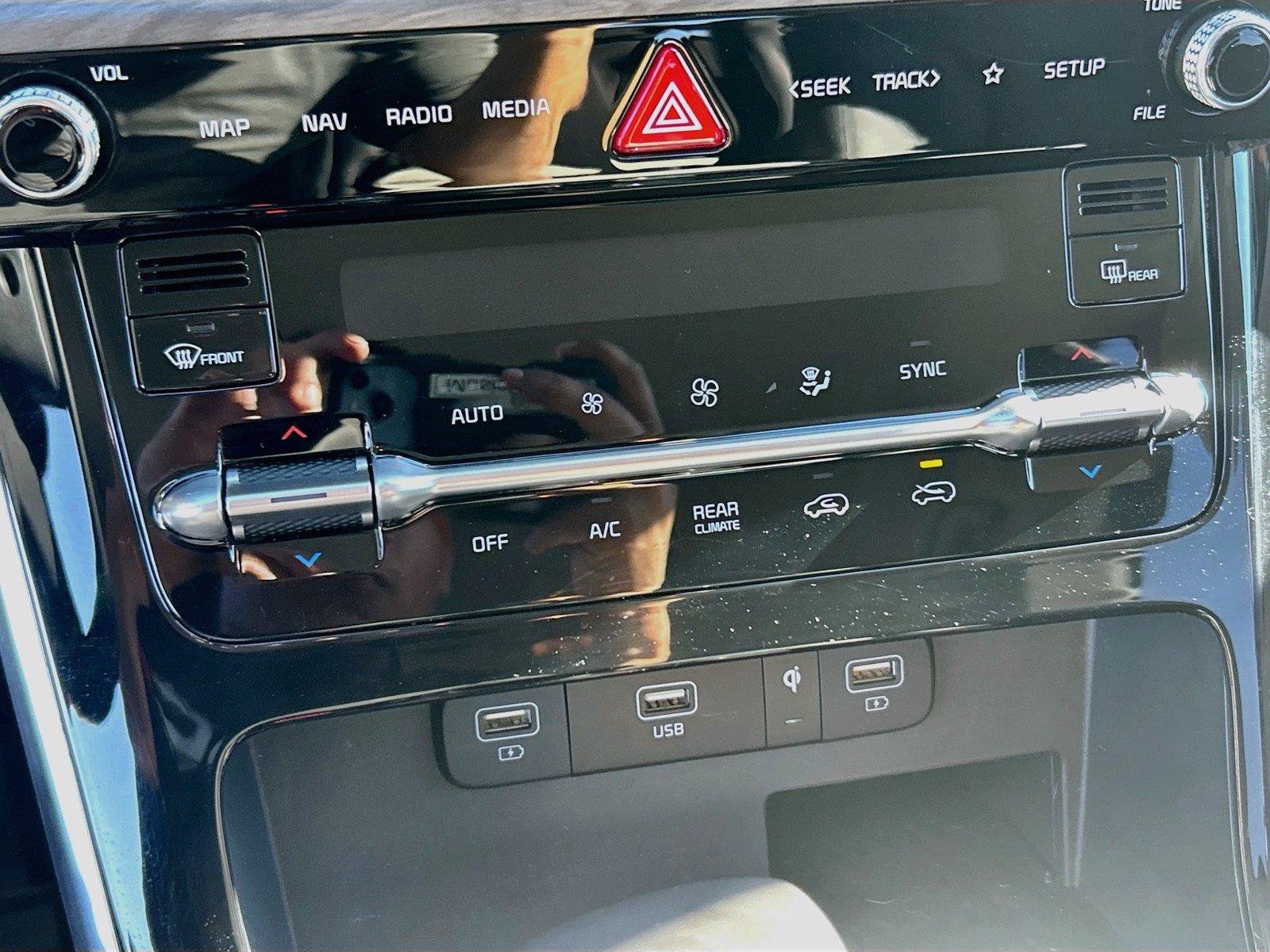 Used 2024 Kia Carnival EX FWD image 37