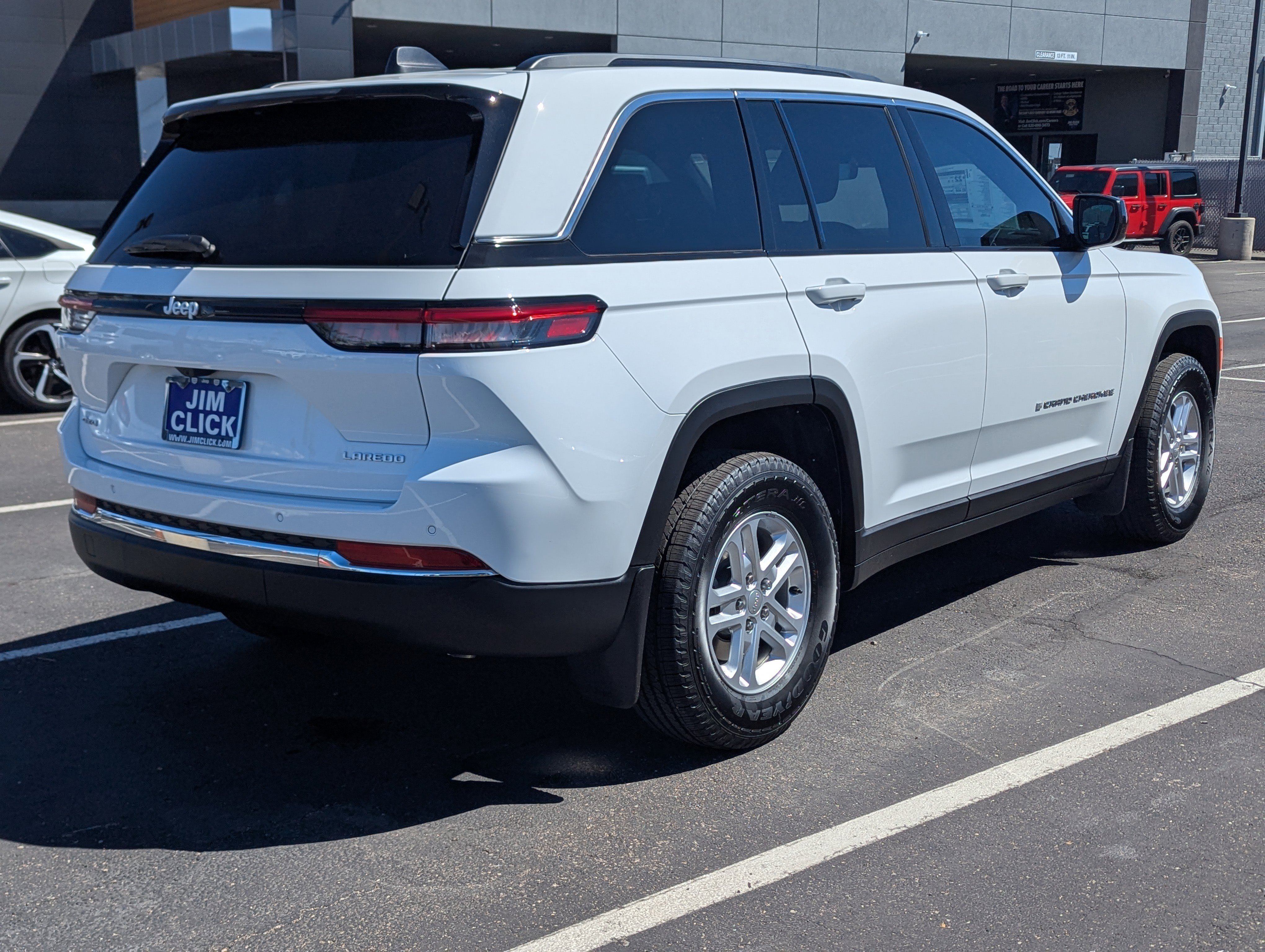 New 2025 Jeep Grand Cherokee Laredo image 2