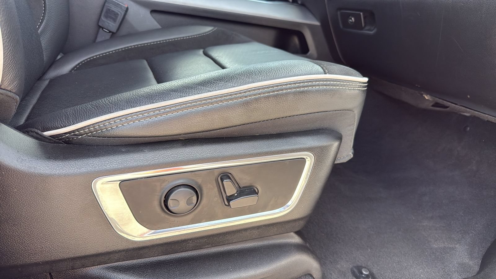 Used 2025 RAM 1500 Laramie AWD/4WD image 24
