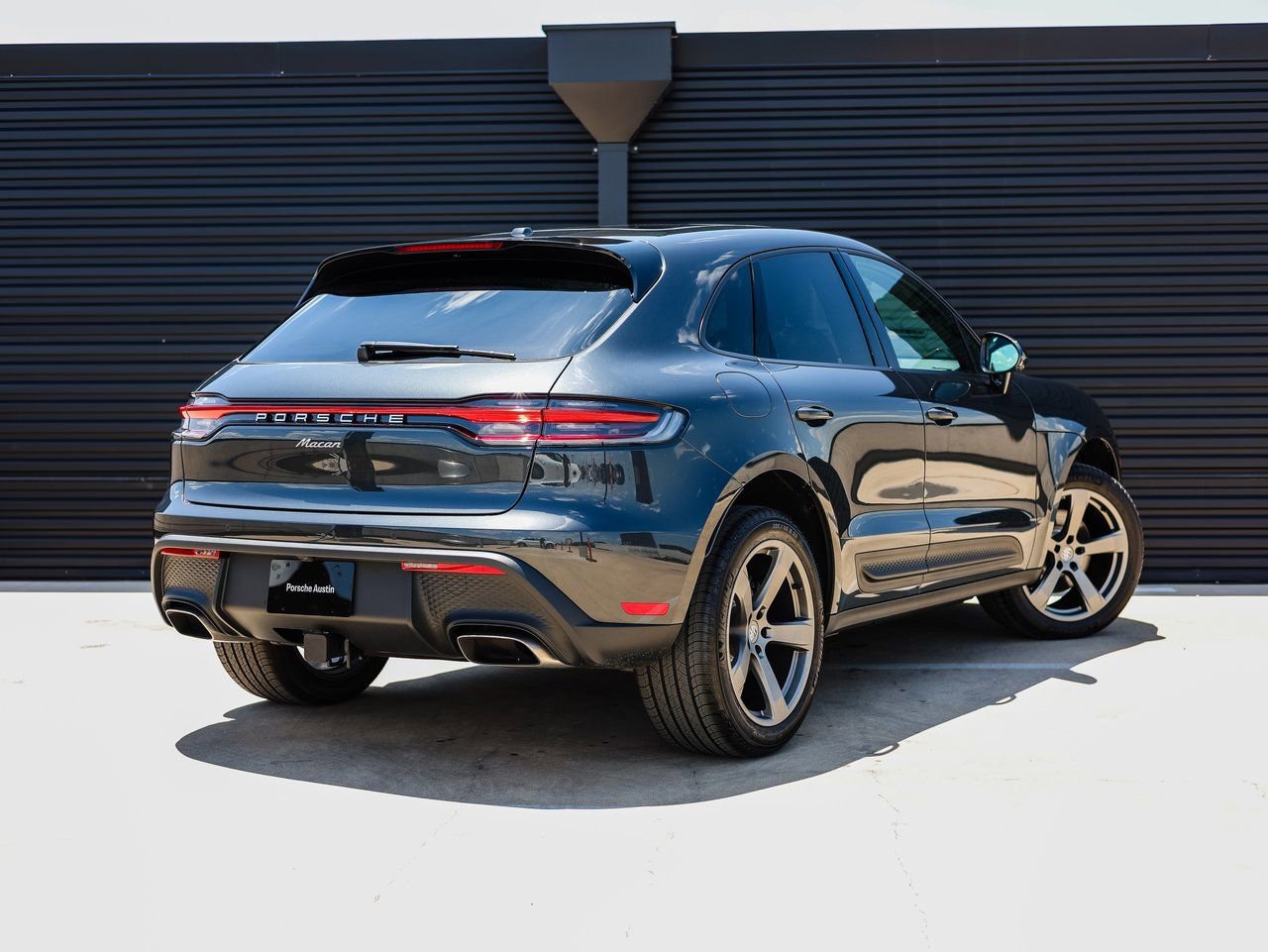 Certified 2025 Porsche Macan AWD/4WD image 7
