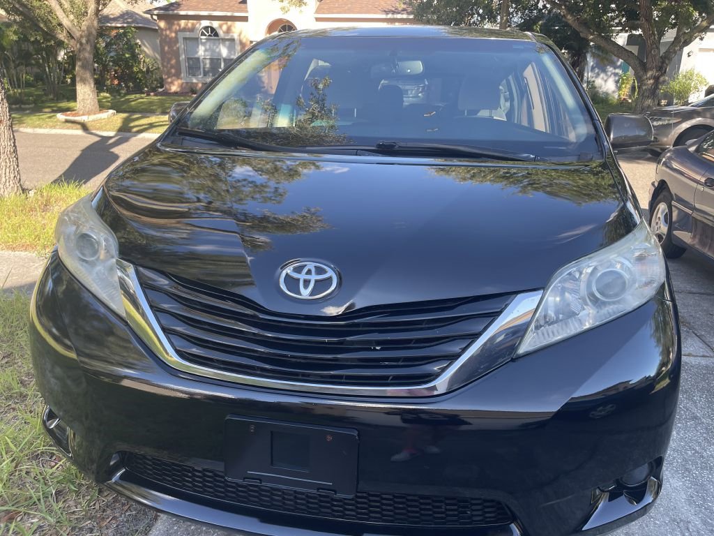 Used 2017 Toyota Sienna LE image 2