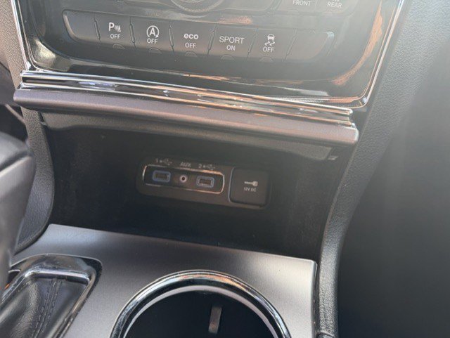 Used 2019 Jeep Grand Cherokee Laredo AWD/4WD image 23