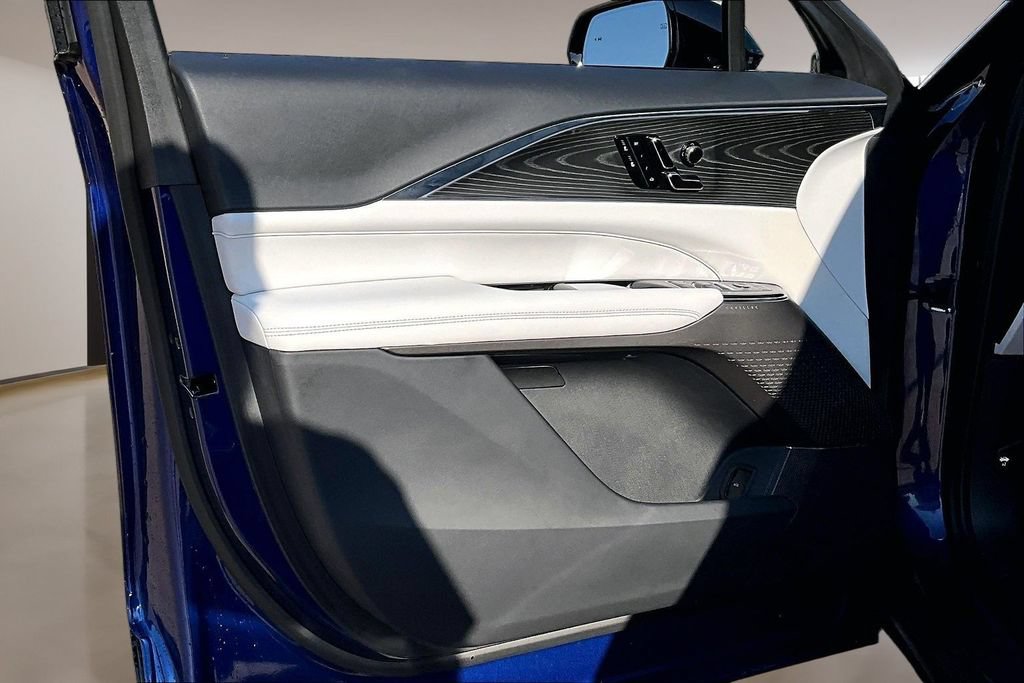 Certified 2024 Cadillac Lyriq Luxury AWD/4WD image 18