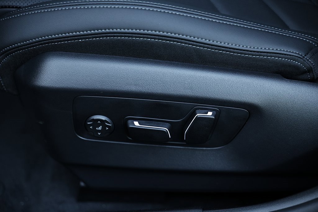 New 2026 BMW 550e xDrive w/ Premium Package image 23