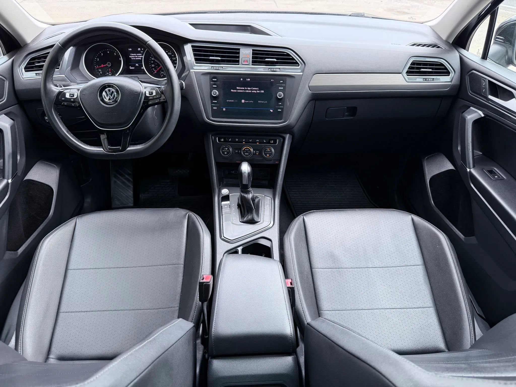Used 2020 Volkswagen Tiguan SE w/ Panoramic Sunroof Package FWD image 16