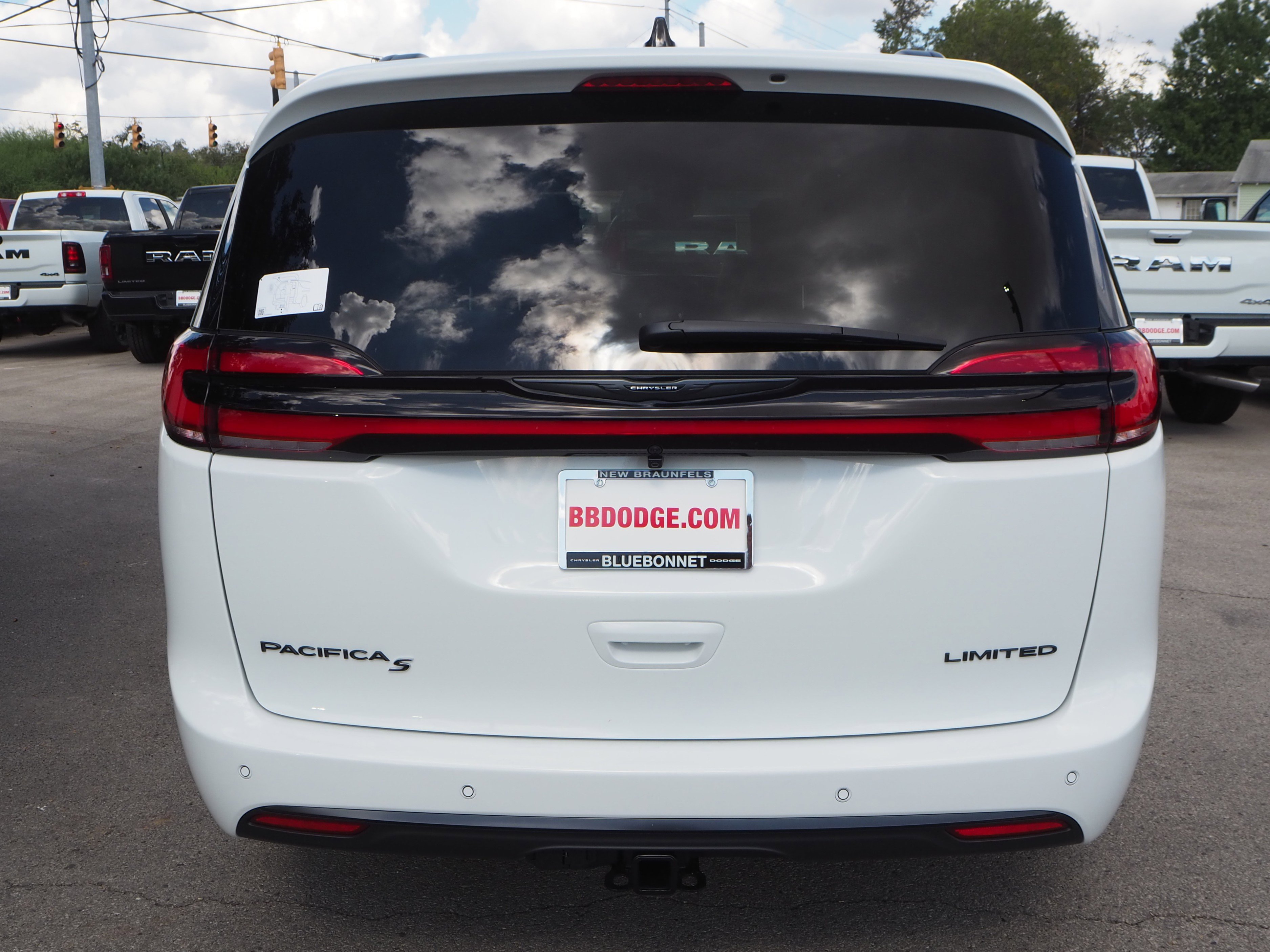 New 2026 Chrysler Pacifica Limited w/ Uconnect Theater Family Group FWD image 7