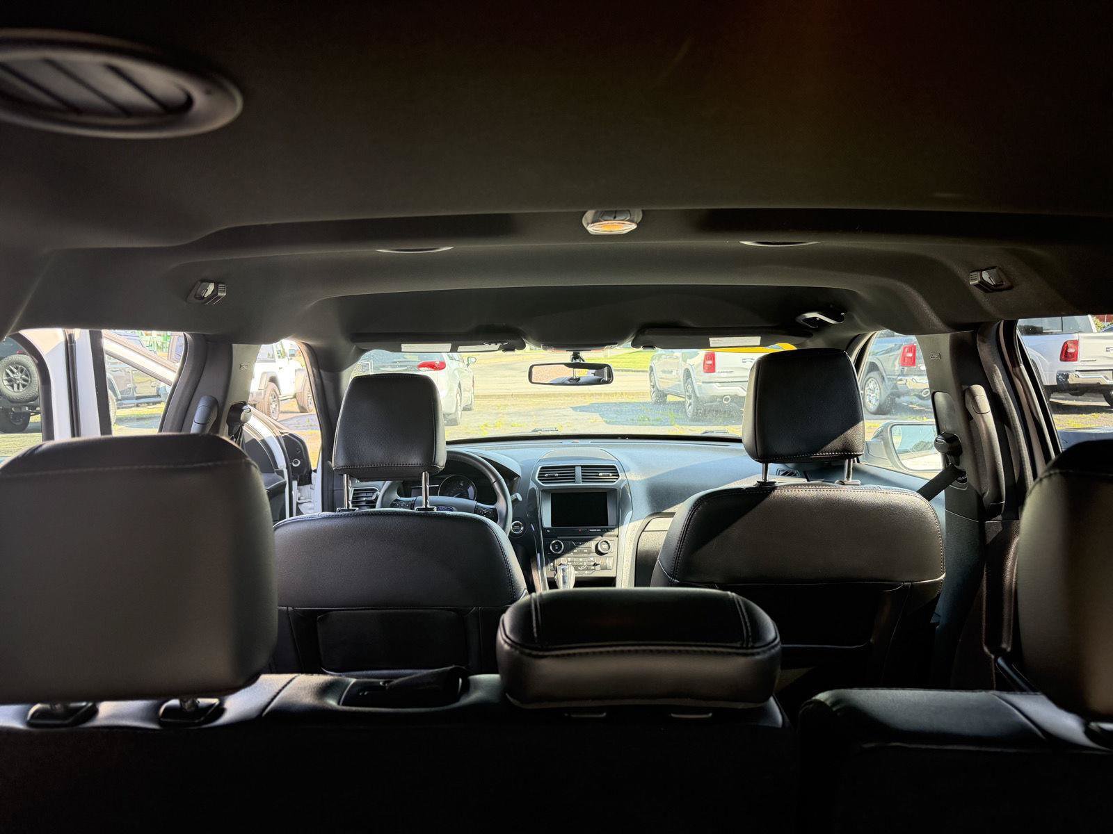 Used 2018 Ford Explorer XLT w/ Equipment Group 202A FWD image 19