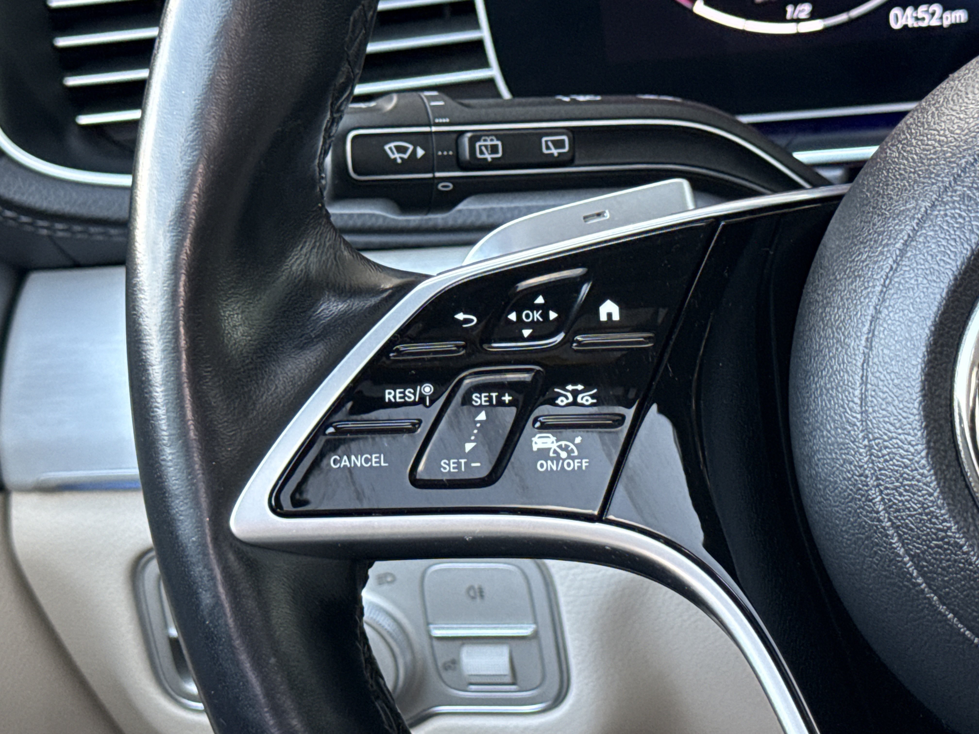 Used 2025 Mercedes-Benz GLS 450 4MATIC image 40