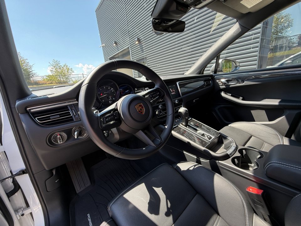 Certified 2026 Porsche Macan Turbo AWD/4WD image 4