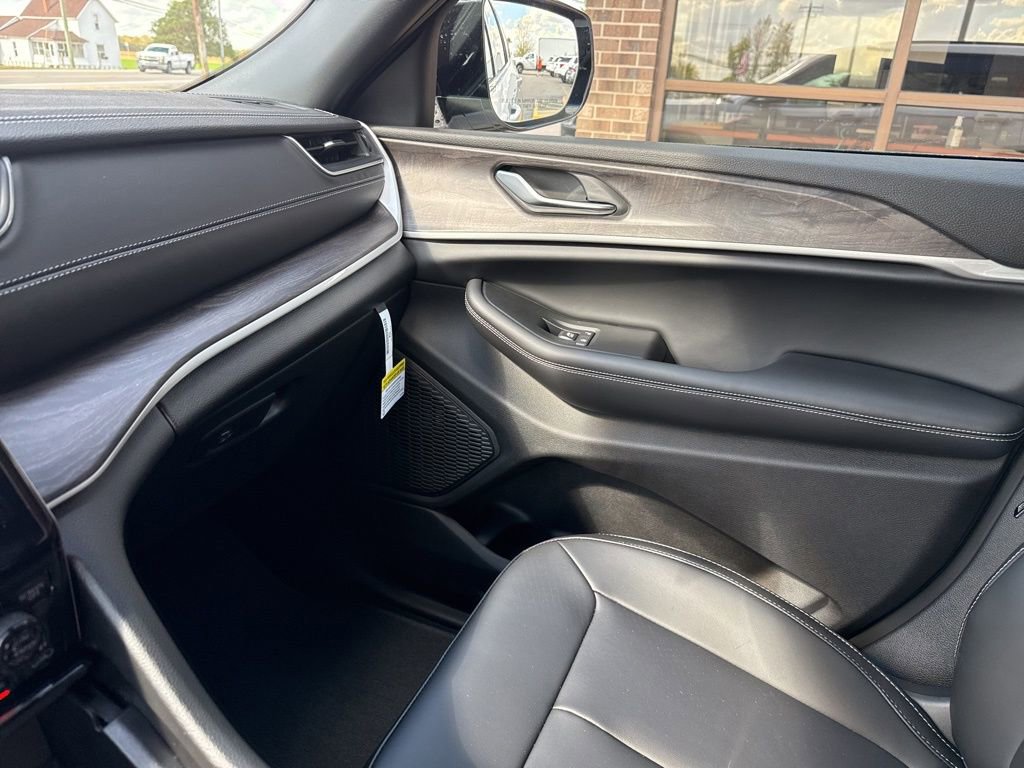 New 2025 Jeep Grand Cherokee L Limited w/ Black Appearance Package image 32