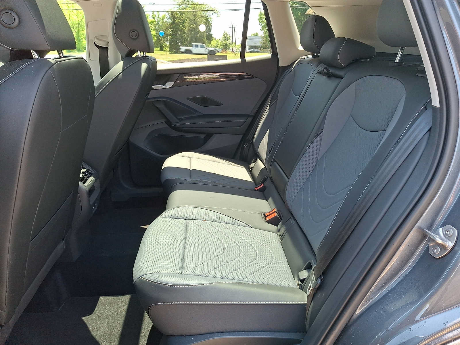 Used 2025 Volkswagen Tiguan SE w/ Panoramic Sunroof Package AWD/4WD image 9