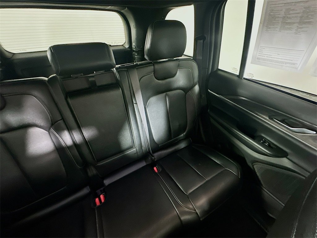 Used 2024 Jeep Grand Cherokee Limited image 14