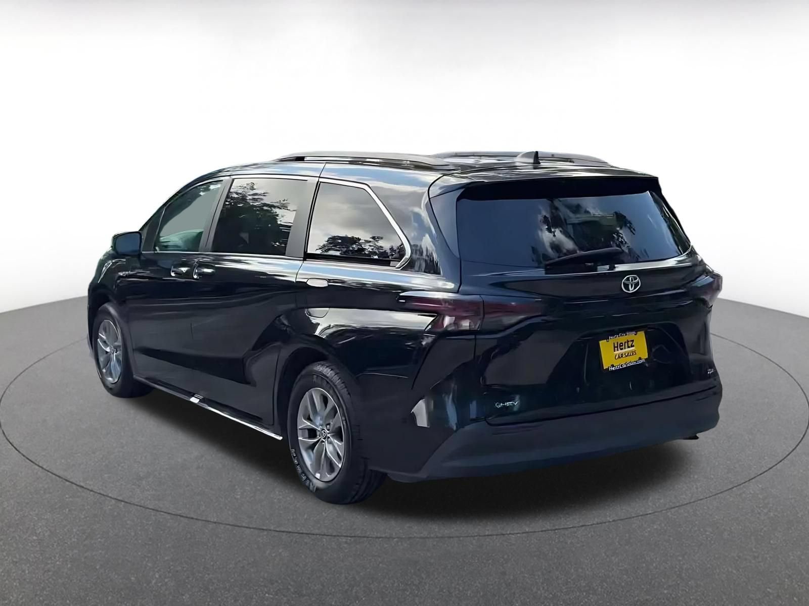 Used 2025 Toyota Sienna XLE FWD image 10