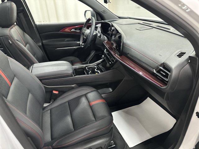 Used 2025 Chevrolet Traverse RS FWD image 19