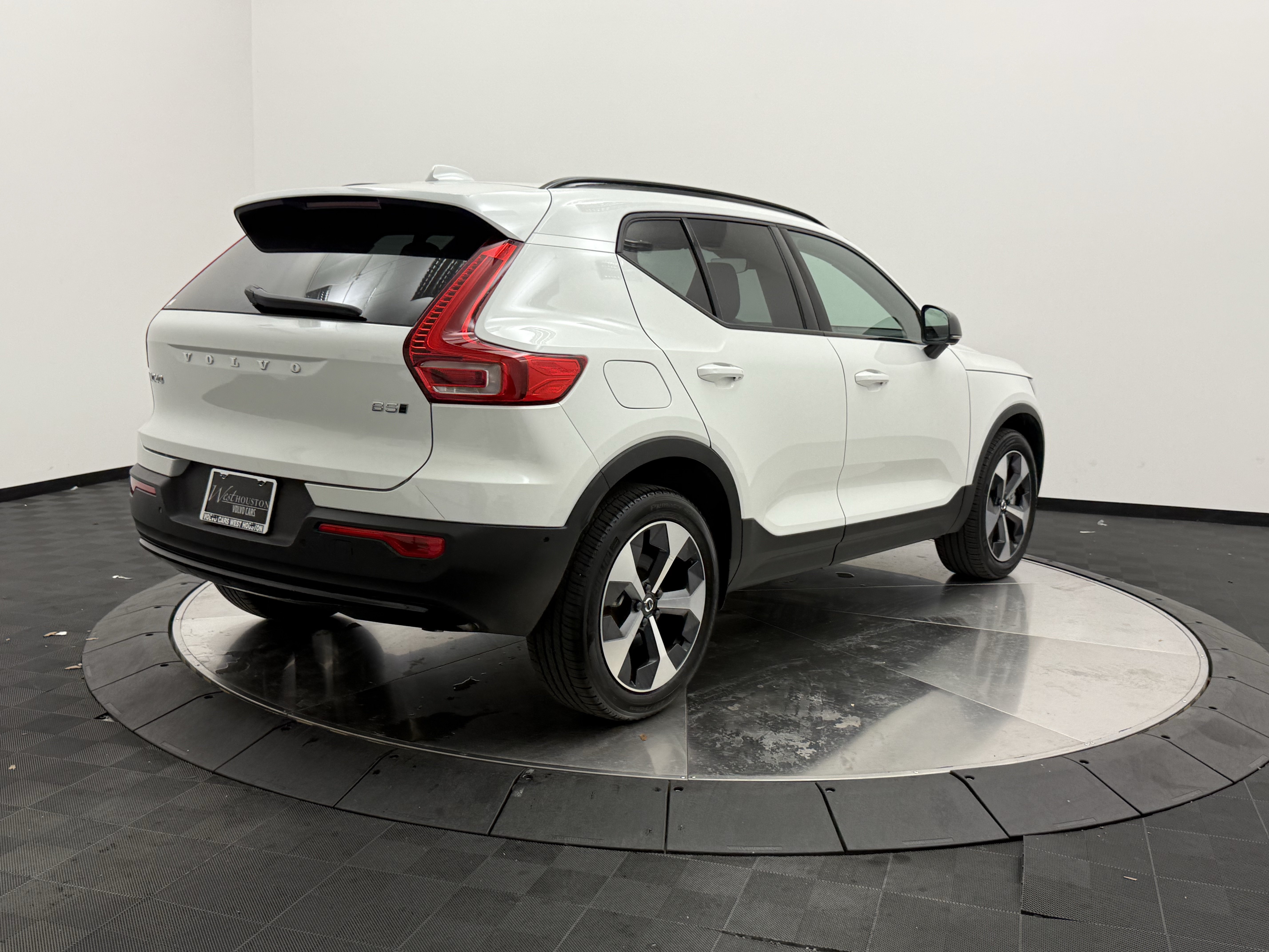 Certified 2026 Volvo XC40 B5 Plus AWD/4WD image 5