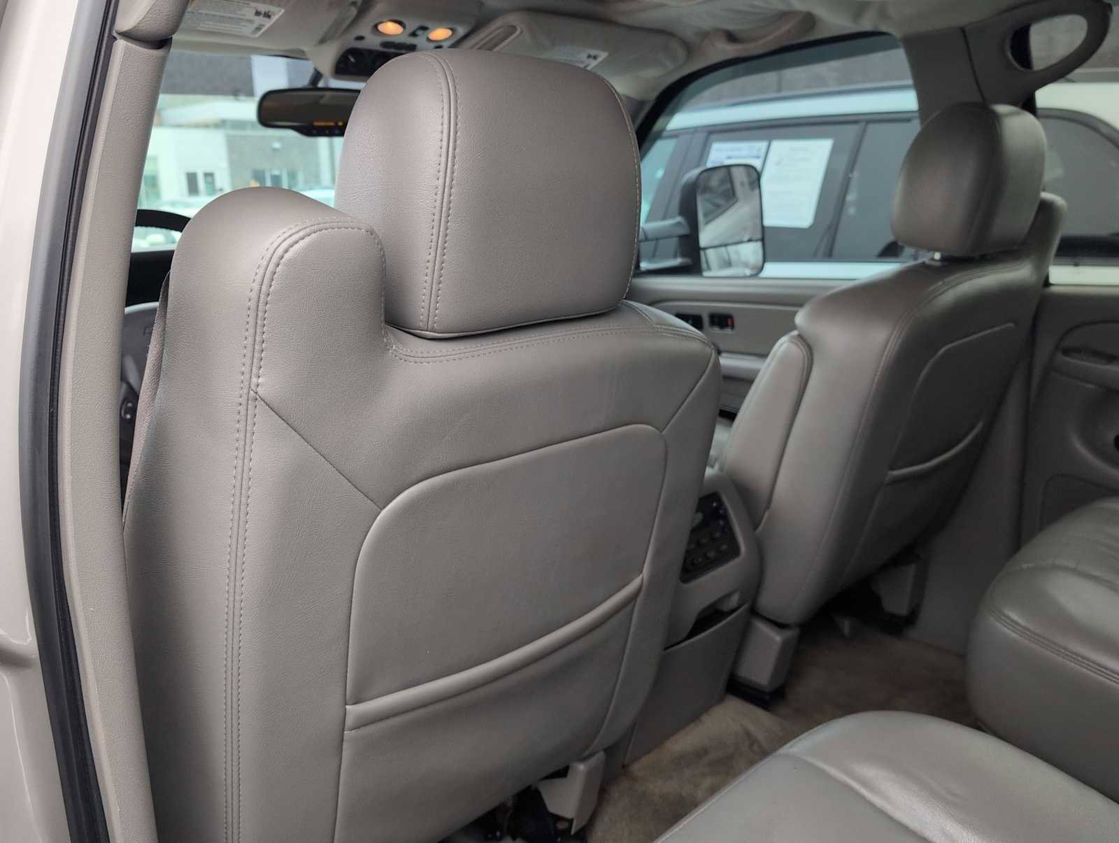 Used 2005 Chevrolet Suburban Z71 w/ Preferred Equipment Group image 17