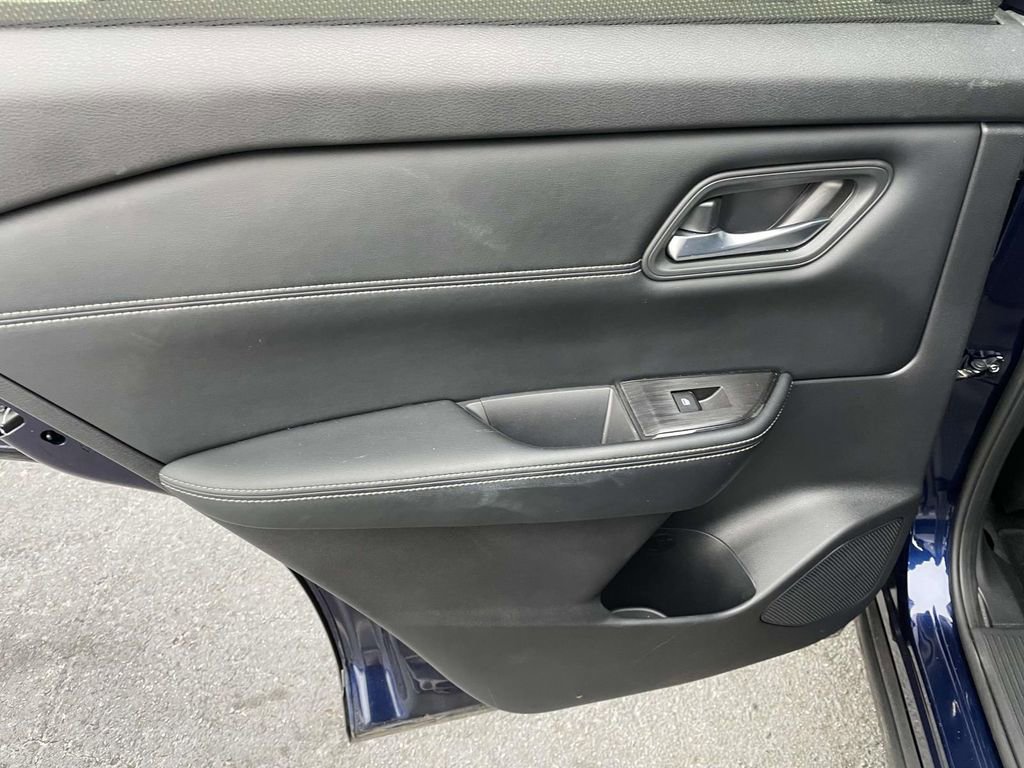 Used 2025 Nissan Rogue SV w/ SV Premium Package image 23