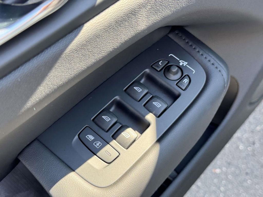 Certified 2023 Volvo XC60 B5 Plus image 15