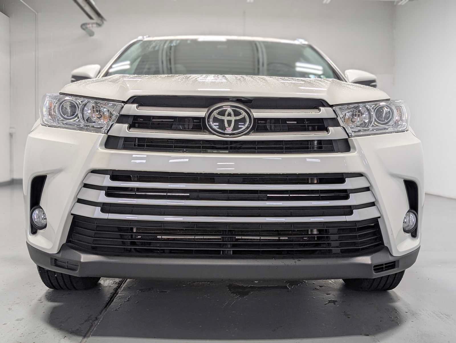 Used 2019 Toyota Highlander XLE AWD/4WD image 2