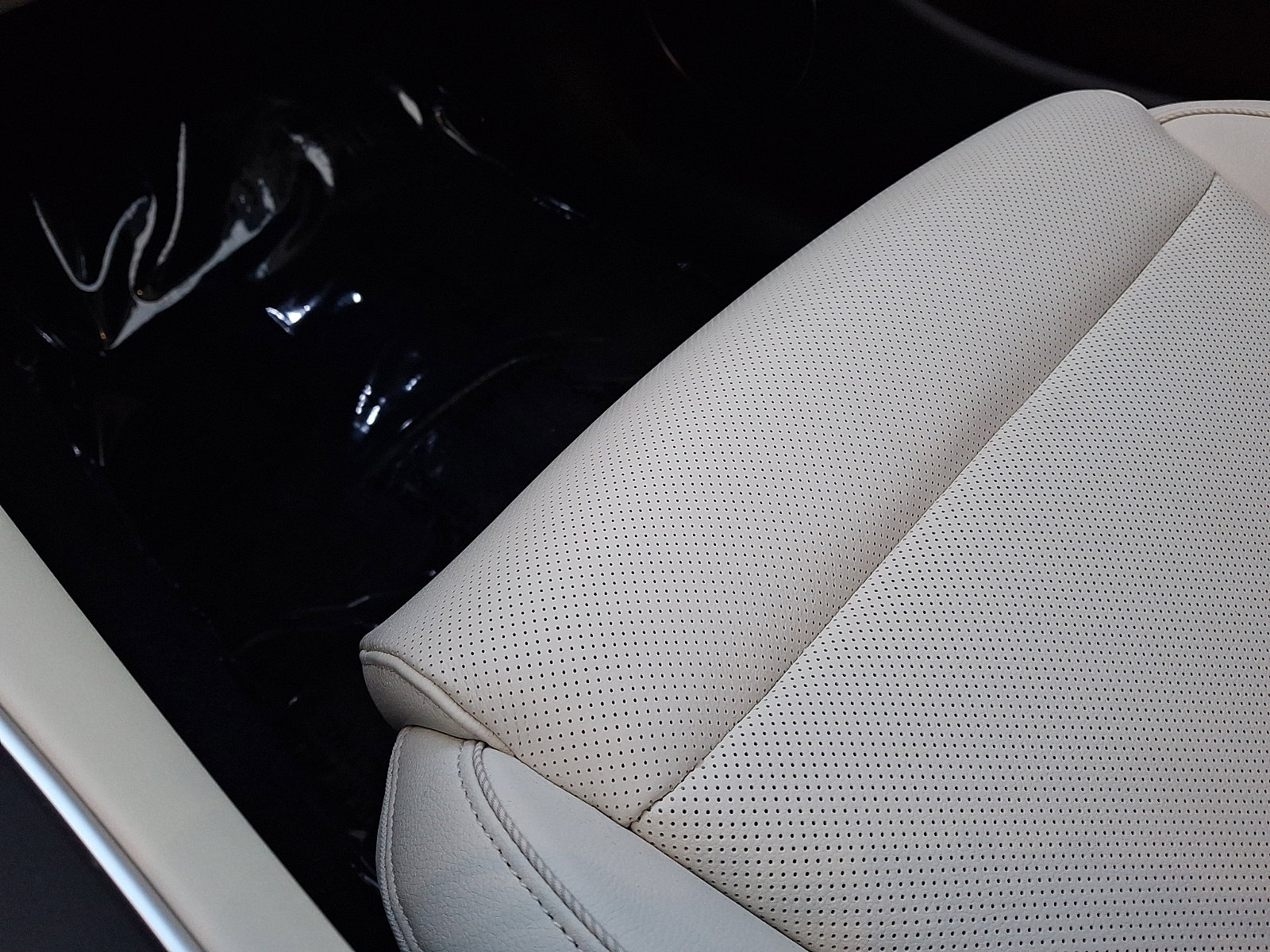 Certified 2025 Genesis Electrified GV70 image 26