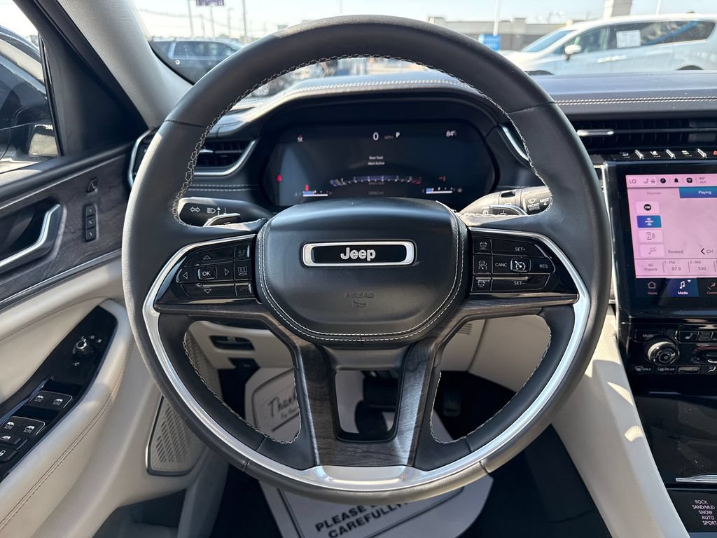 Used 2023 Jeep Grand Cherokee Overland w/ Luxury Tech Group IV AWD/4WD image 28