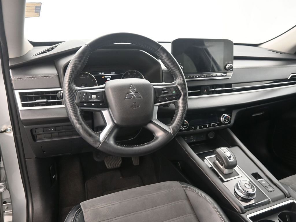 Used 2022 Mitsubishi Outlander SE image 15