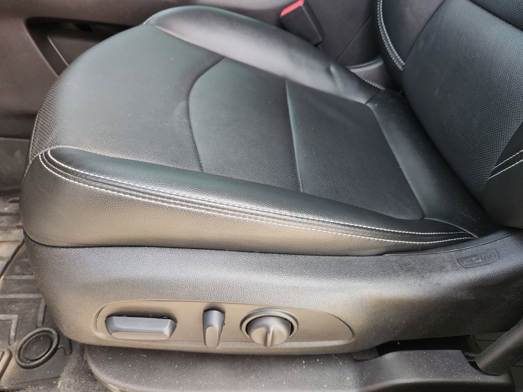 Used 2024 GMC Terrain SLT w/ Tech Package image 32