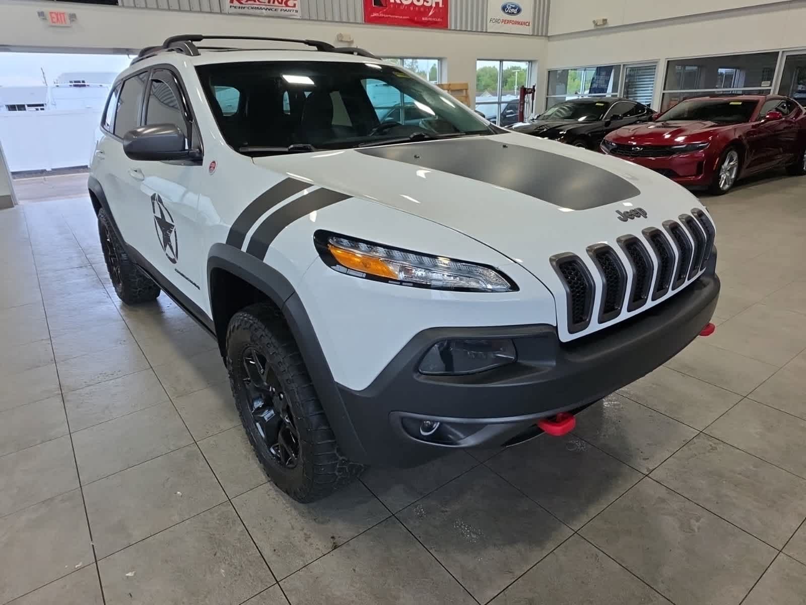 Used 2017 Jeep Cherokee Trailhawk w/ Comfort & Convenience Group AWD/4WD image 3