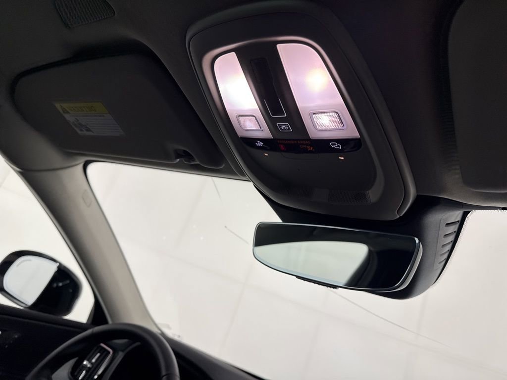 Used 2025 Volvo XC60 B5 Plus image 11