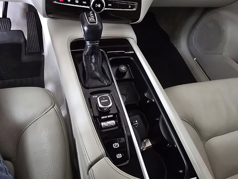 Used 2016 Volvo XC90 T6 Momentum w/ Momentum Plus Package image 23